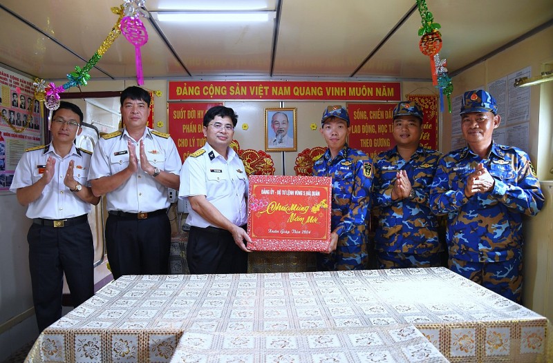 Đại tá Trịnh Xuân Tùng tặng quà cán bộ, chiến sĩ Tàu 627 (Ảnh: Văn Định).