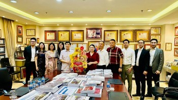 thanh pho ho chi minh tham va chuc tet kieu bao tieu bieu