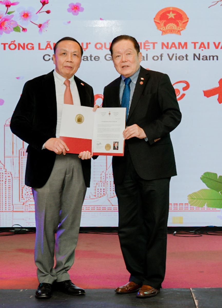 Trao tặng kỷ niệm chương hữu nghị cho Tổng lãnh sự Việt Nam tại Vancouver
