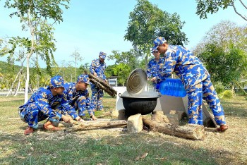 Hương vị quê nhà ấm lòng người lính nơi đảo xa