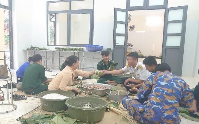 Trạm ra đa 570, Trung đoàn 451 gói bánh chưng hỗ trợ nhân dân đảo Bình Ba đón tết