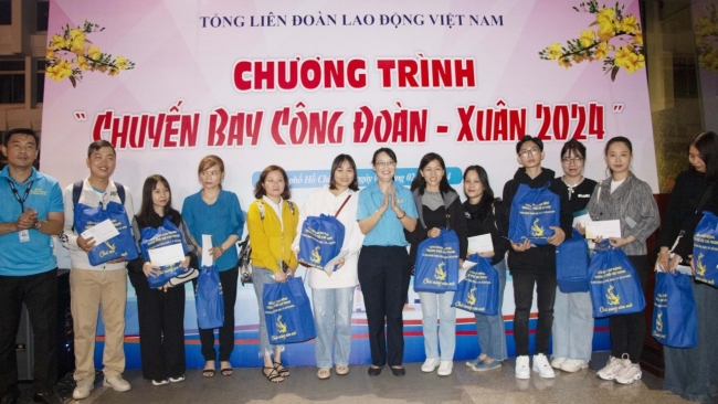 Ấm áp “Chuyến bay Công đoàn Xuân 2024 ” đưa công nhân về quê đón Tết Giáp Thìn