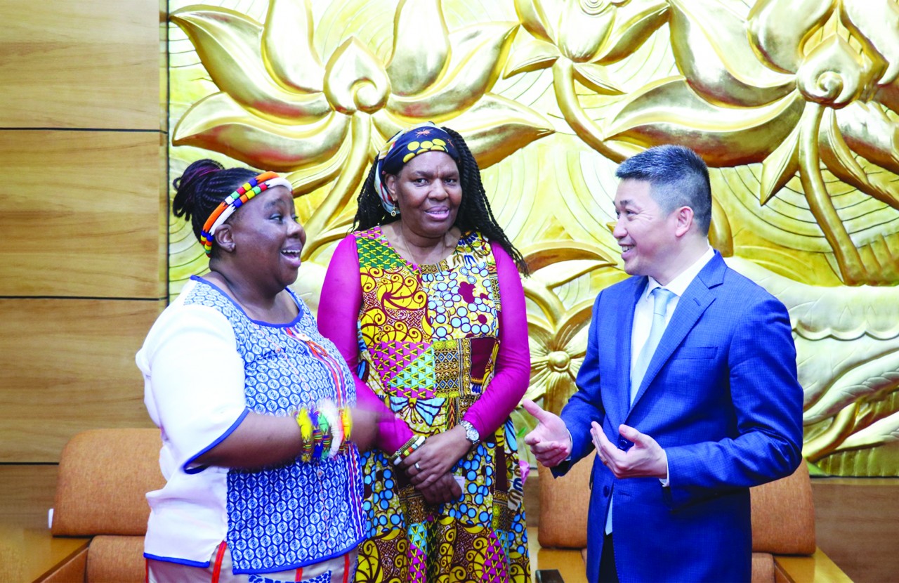 Chủ tịch Liên hiệp các tổ chức hữu nghị Việt Nam Phan Anh Sơn (bên phải)  trao đổi với Đại sứ đặc mệnh toàn quyền nước Cộng hòa Nam Phi tại Việt Nam Vuyiswa Tulelo (bên trái) và Thứ trưởng Bộ Thể thao, Nghệ thuật và Văn hóa Nam Phi Nocawe Mafu ngày 2/10/2023 tại Hà Nội. (Ảnh: Thu Hà)