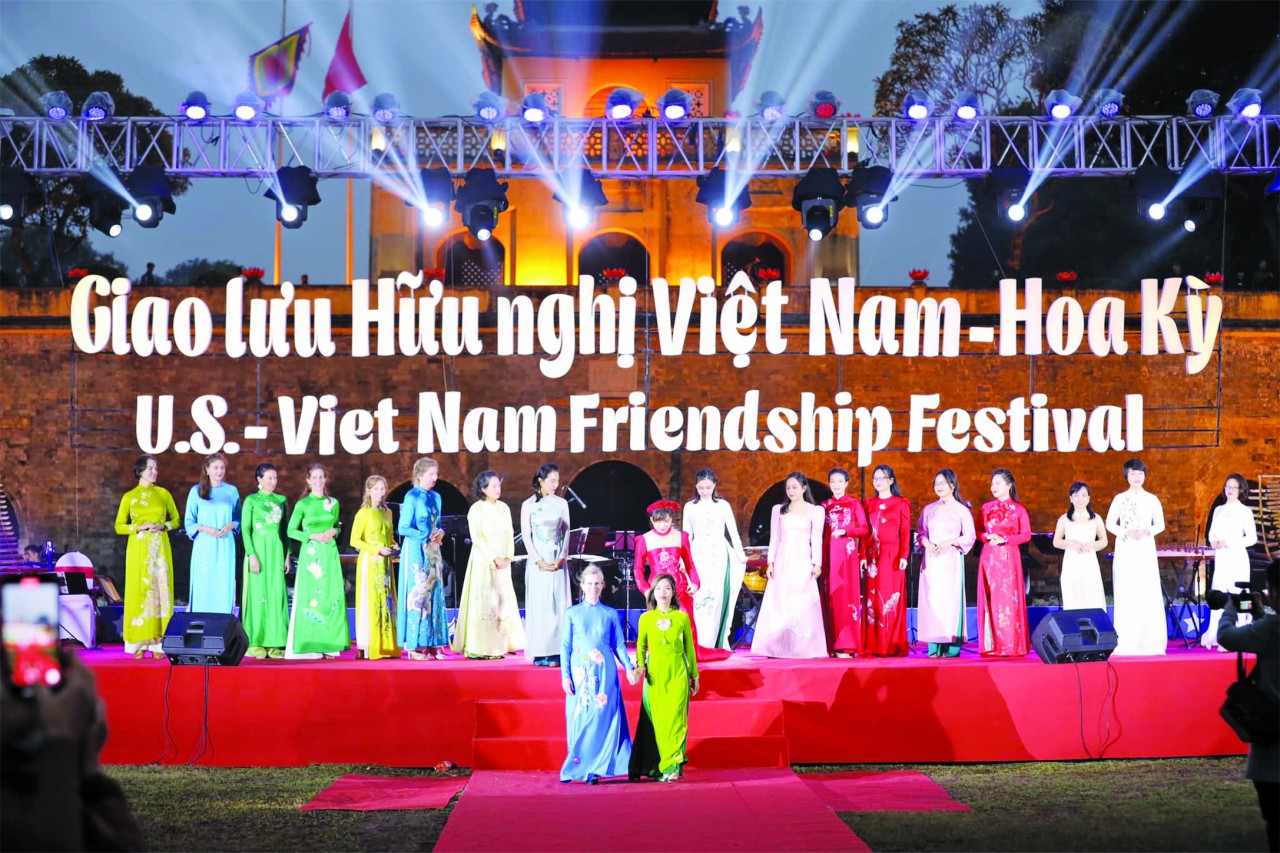 Cán bộ, nhân viên Liên hiệp các tổ chức hữu nghị Việt Nam và Đại sứ quán Hoa Kỳ tại Việt Nam cùng trình diễn áo dài truyền thống trong chương trình Giao lưu hữu nghị Việt Nam - Hoa Kỳ diễn ra tại Khu di tích Hoàng Thành Thăng Long (Hà Nội) ngày 2/12.