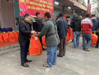 Hơn 100 lái xe đón giao thừa tại biên giới Lạng Sơn