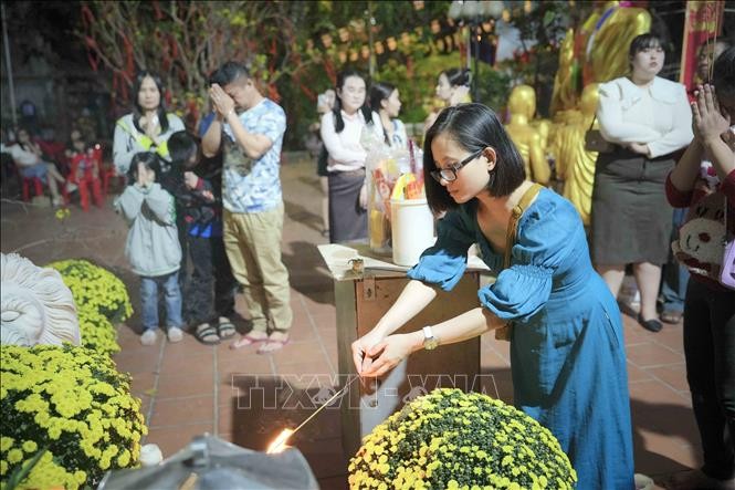 Cộng đồng người Việt Nam tại thủ đô Viêng Chăn, Lào tới chùa thắp hương lễ Phật đầu năm. Ảnh: Đỗ Bá Thành/PV TTXVN tại Lào