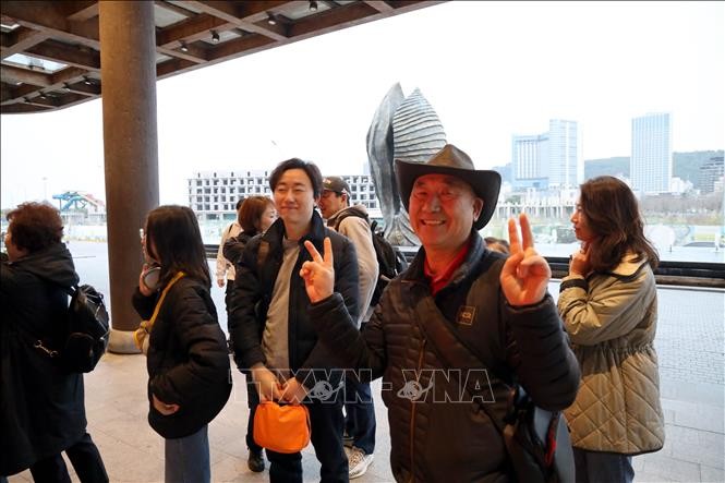 Một khách Hàn Quốc vui mừng khi đến tham quan vịnh Hạ Long. 