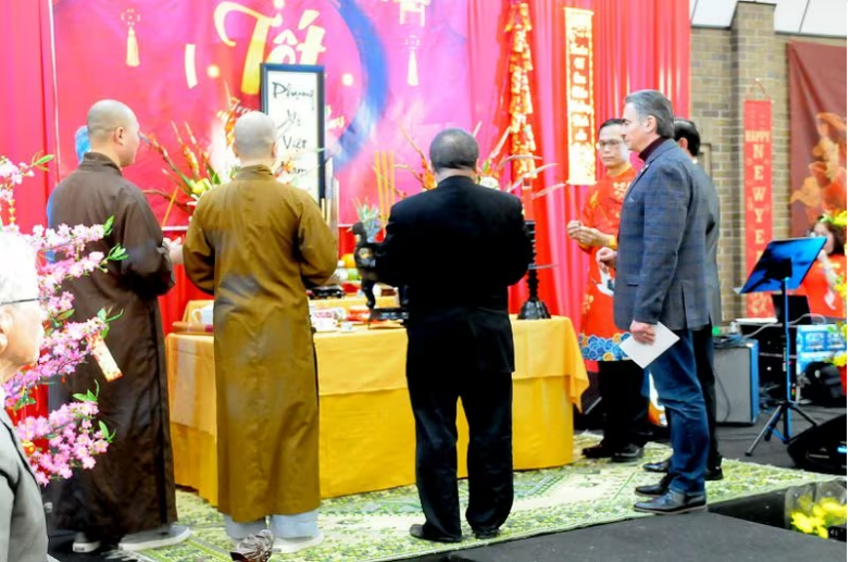 Thị trưởng Domenic Sarno tham dự nghi thức cúng đầu năm cùng cộng đồng người Việt tại thành phố Springfield (Ảnh: 