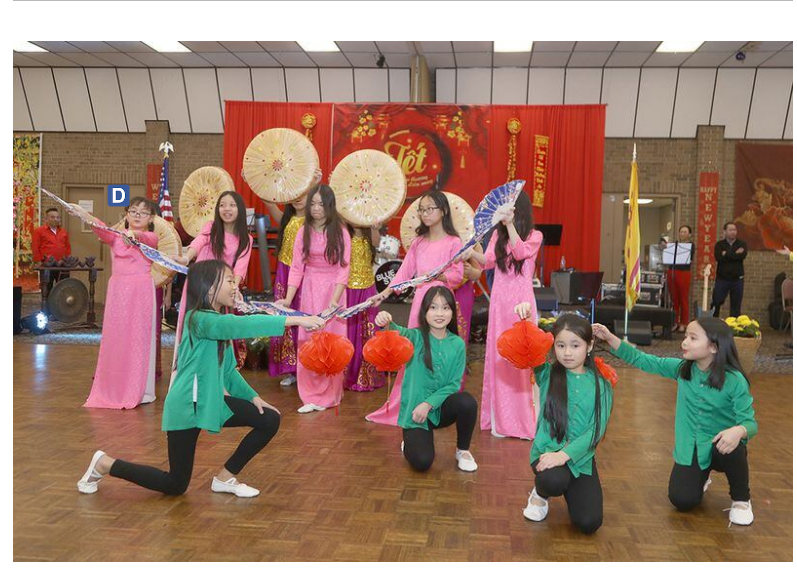 Các thế hệ người Việt cùng hào hứng tham gia sự kiện với áo dài và điệu múa truyền thống -(Ảnh: EDWARD COHEN/Masslive).