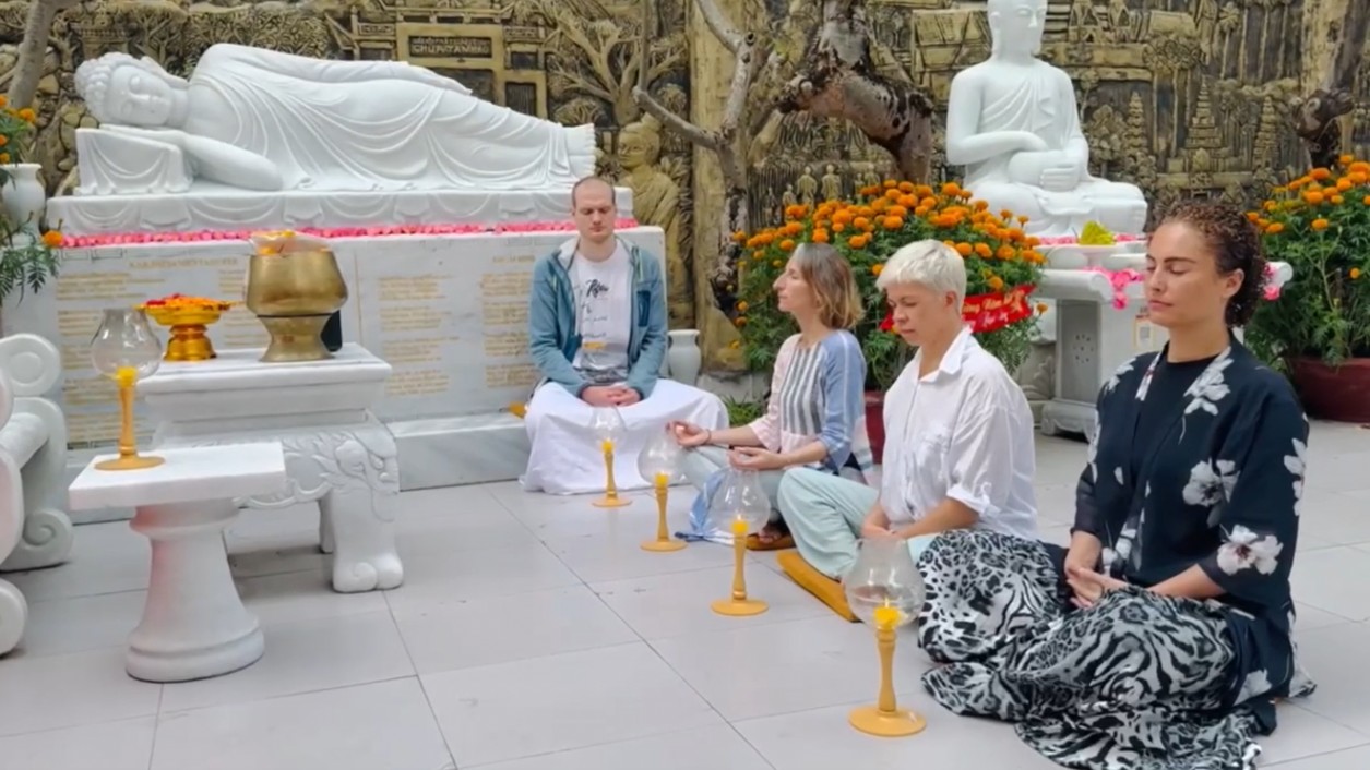 Du khách nước ngoài trải nghiệm Thiền Tịnh Xuân tại chùa Tam Bảo Đà Nẵng