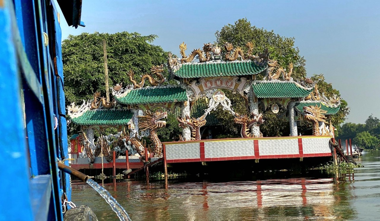 Độc đáo miếu cổ "cõng" trên mình hơn 100 con rồng uốn lượn giữa sông Vàm Thuật