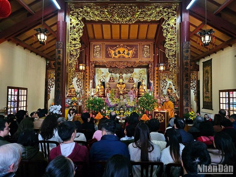 Người Việt tại Pháp lễ chùa gửi gắm ước nguyện bình an đầu năm