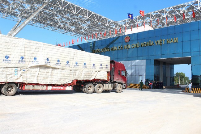 Gần 60 tấn hàng đầu tiên xuất khẩu qua cửa khẩu Bắc Luân 2 sau kỳ nghỉ Tết Giáp Thìn 2024