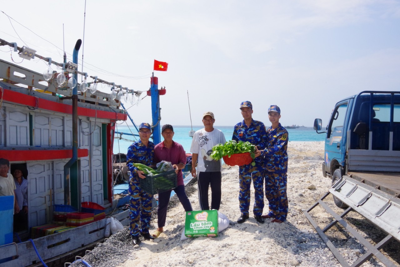 Đảo Sơn Ca hỗ trợ lương thực, thực phẩm cho tàu cá Bình Định