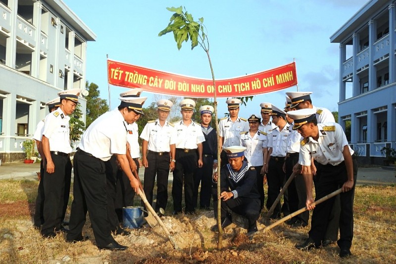 Cán bộ, chiến sĩ Trung đoàn 551, Vùng 5 Hải quân hưởng ứng “Tết trồng cây đời đời nhớ ơn Bác Hồ”