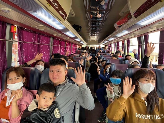 Công nhân Nghệ An vui mừng trên chuyến xe công đoàn trở lại thủ đô Hà Nội vào ngày mùng 5 Tết Nguyên đán (Ảnh: L.Đ)