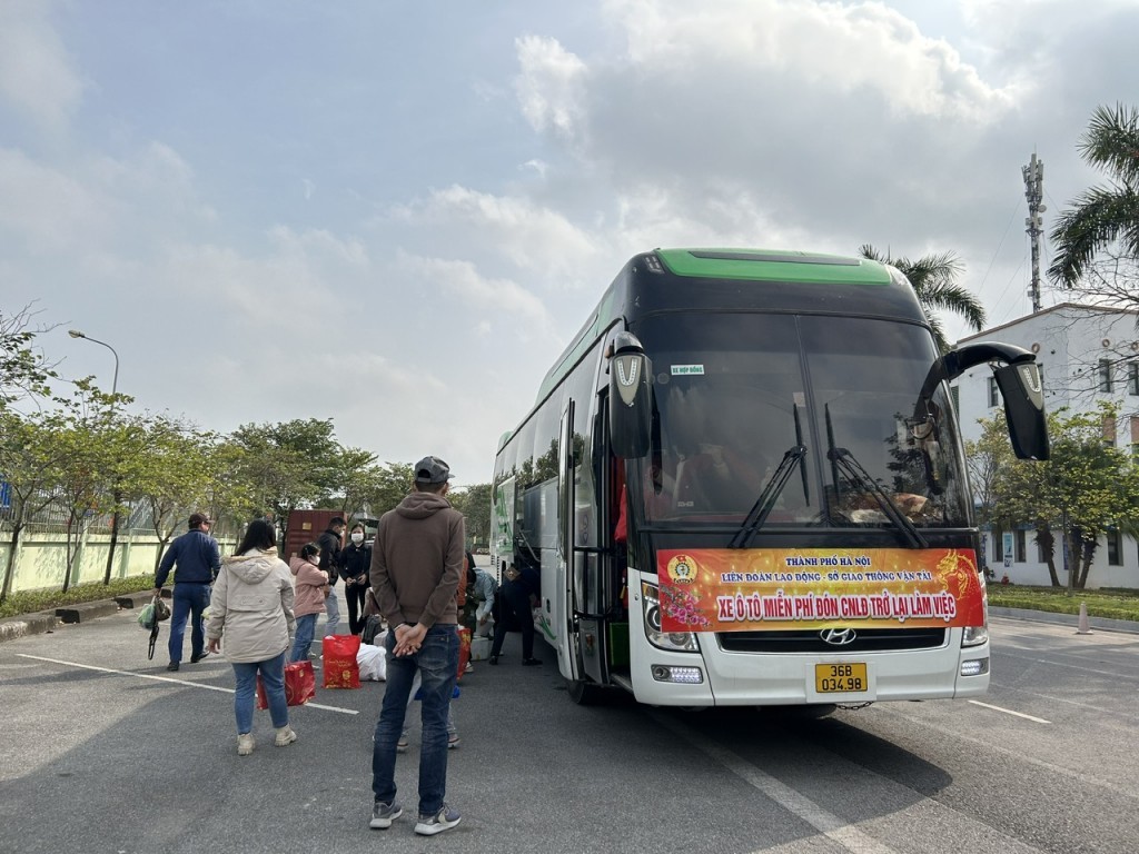 Những chuyến xe đón công nhân trở lại Hà Nội làm việc sau kỳ nghỉ Tết Nguyên đán 2024 (Ảnh: L.Đ).