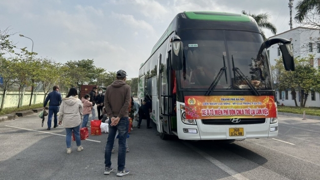 Xúc động các chuyến xe miễn phí đón công nhân trở lại Hà Nội làm việc
