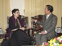 Ông Vũ Xuân Hồng tiếp bà Merle Ratner tại trụ sở Liên hiệp các tổ chức hữu nghị Việt Nam vào ngày 21/1/2008. (Ảnh: Liên hiệp các tổ chức hữu nghị Việt Nam)