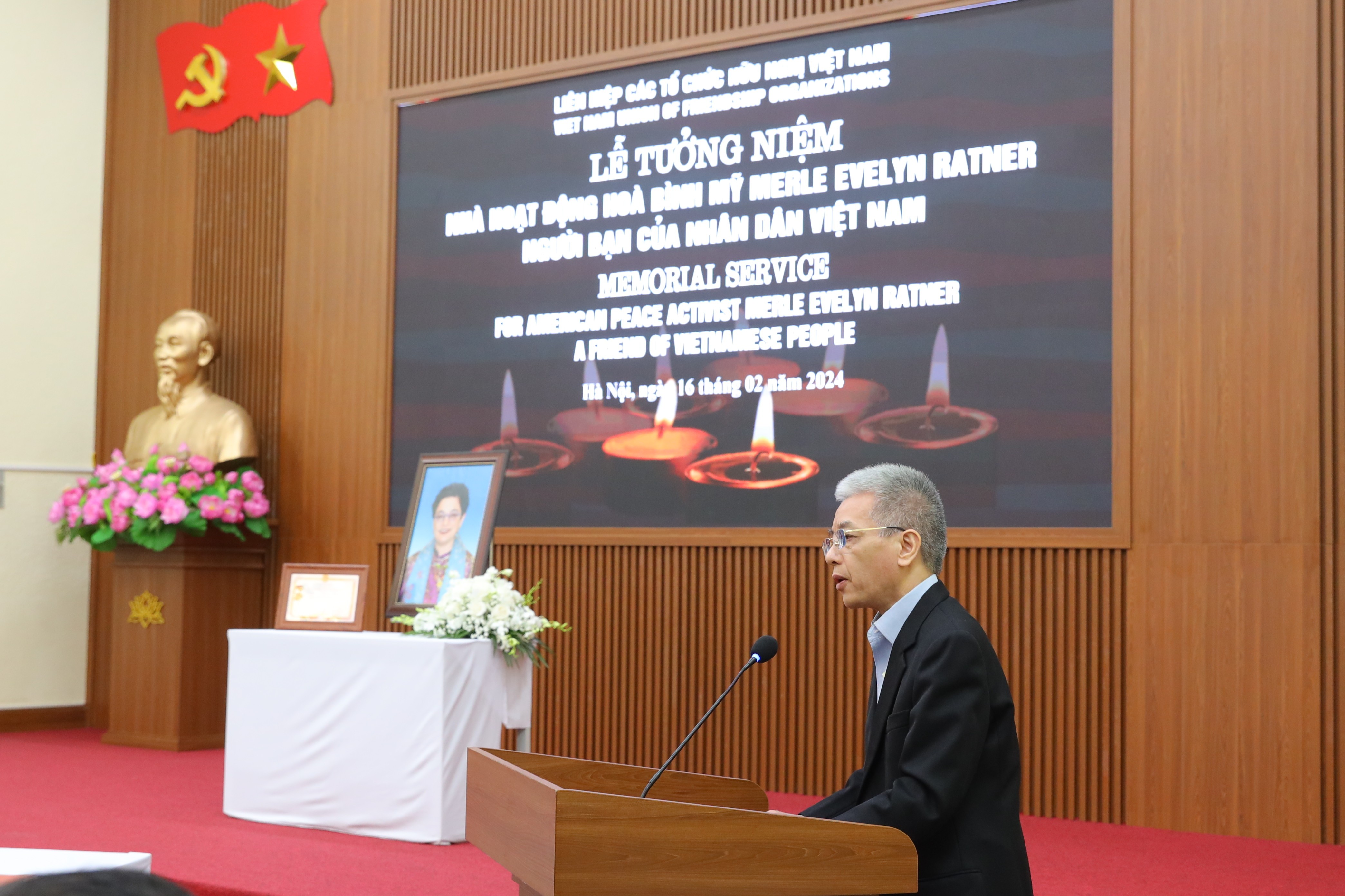 Ông Bùi Thế Giang, Phó Chủ tịch Hội Việt - Mỹ phát biểu tại lễ tưởng niệm bà Merle Ratner. (Ảnh: Đinh Hòa)