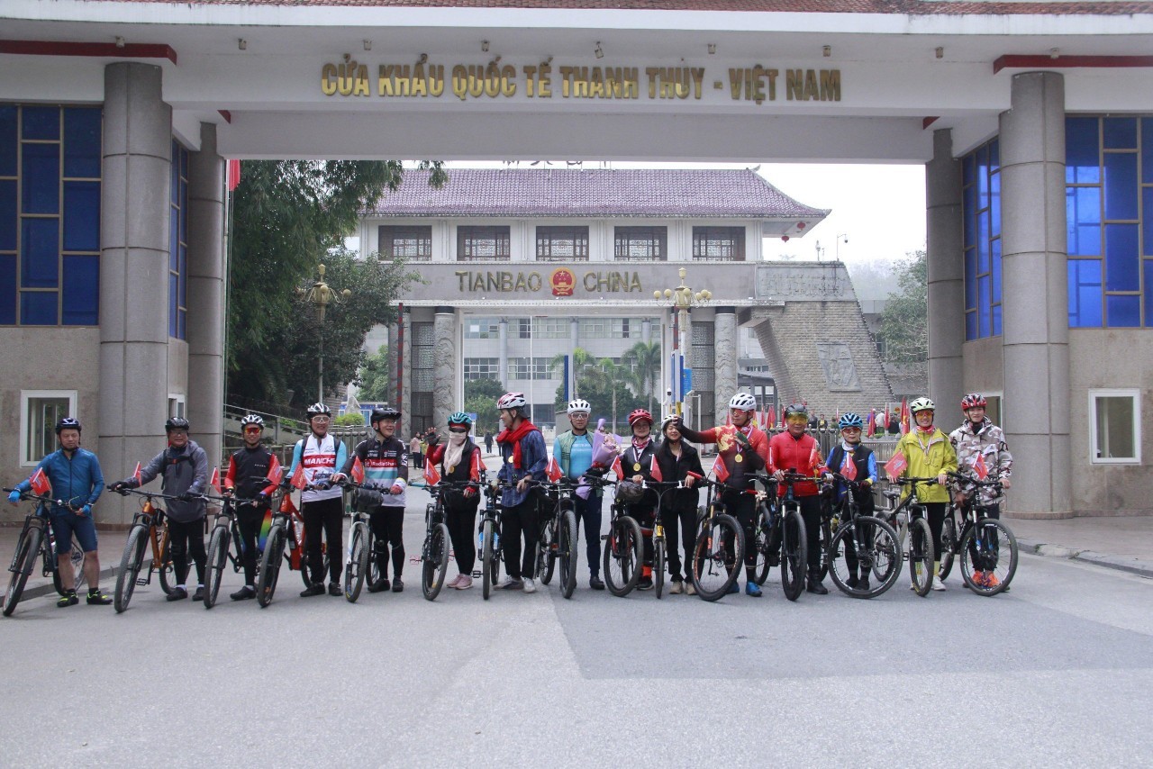 Các du khách và xe đạp tại Cửa khẩu quốc tế Thanh Thủy. (Nguồn: Cục Du lịch Quốc gia)