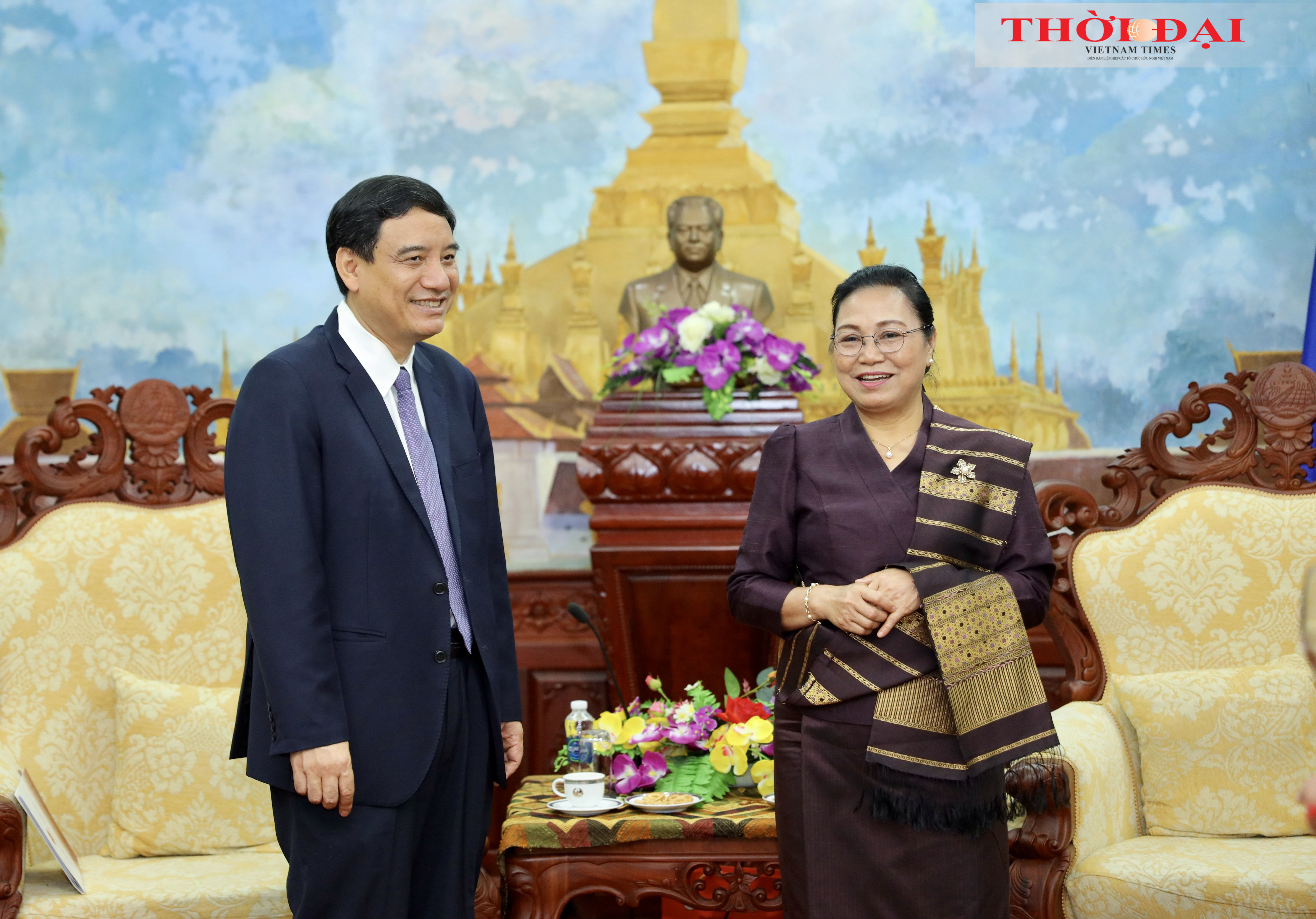 Đại sứ Lào tại Việt Nam Khamphao Ernthavanh (bìa phải) trao đổi với Chủ tịch Hội hữu nghị Việt Nam - Lào Nguyễn Đắc Vinh ngày 30/11/2023. (Ảnh: Đinh Hòa)