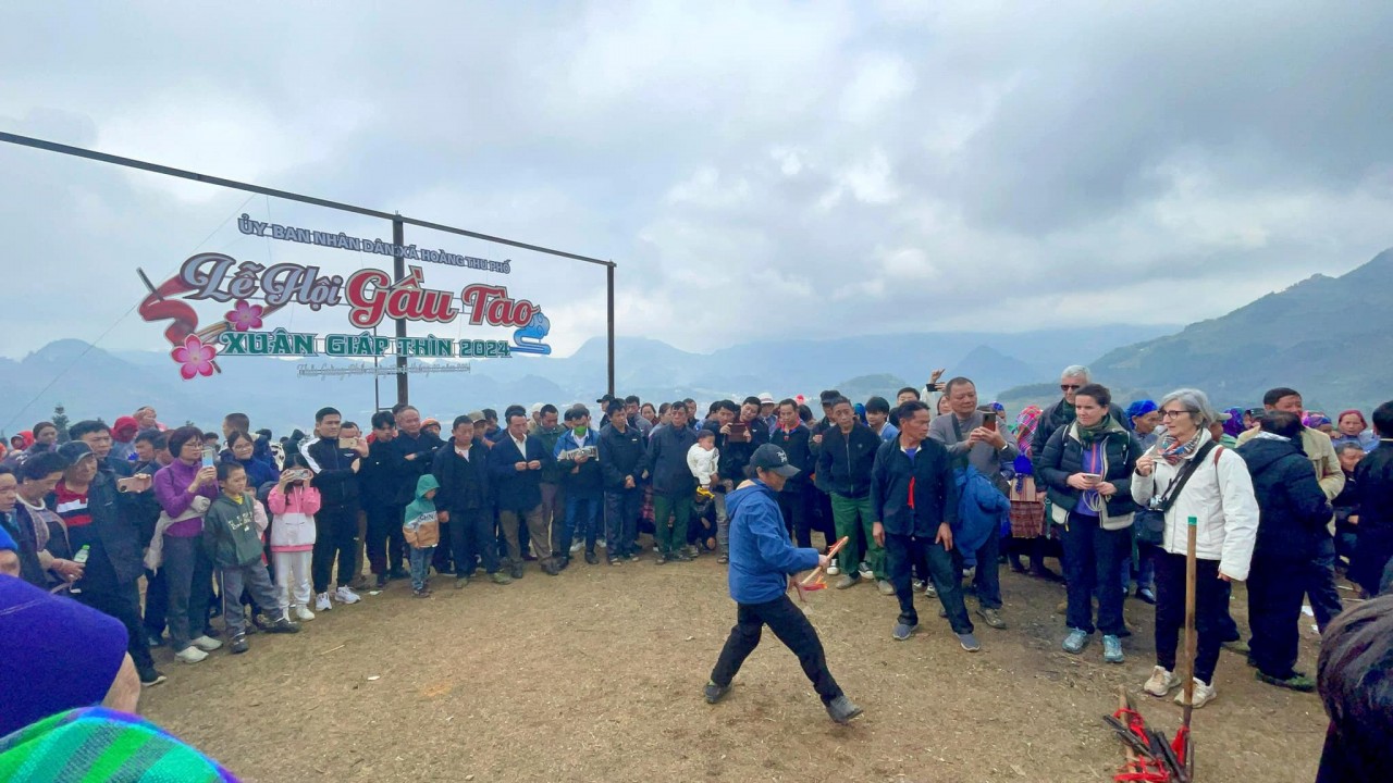 Du khách nước ngoài thích thú tham gia Lễ hội Gầu tào dân tộc Mông