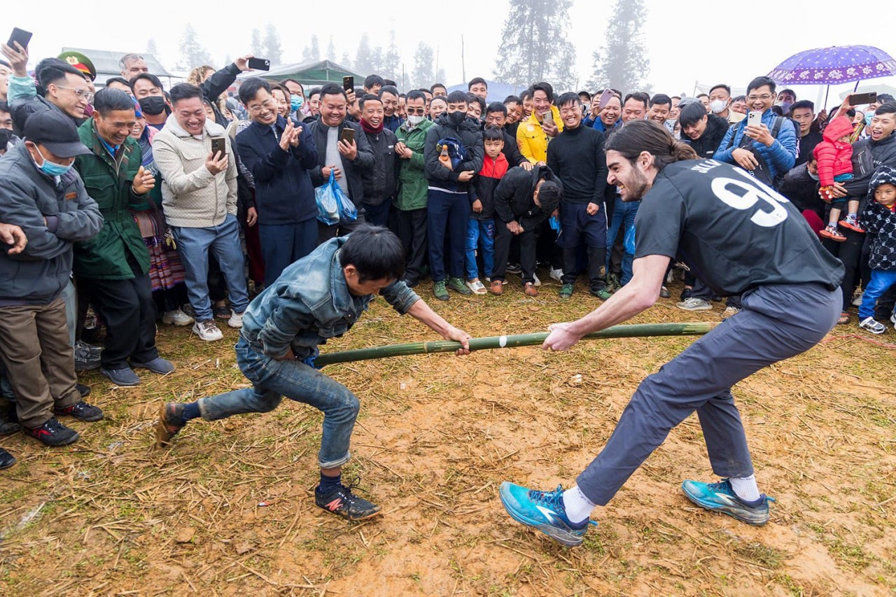 Khách Tây leo cột mỡ, đẩy gậy, ném phao tại Lễ hội Gầu tào dân tộc Mông