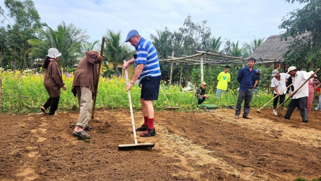 Du khách quốc tế tập làm nông dân ở Trà Quế (Quảng Nam)
