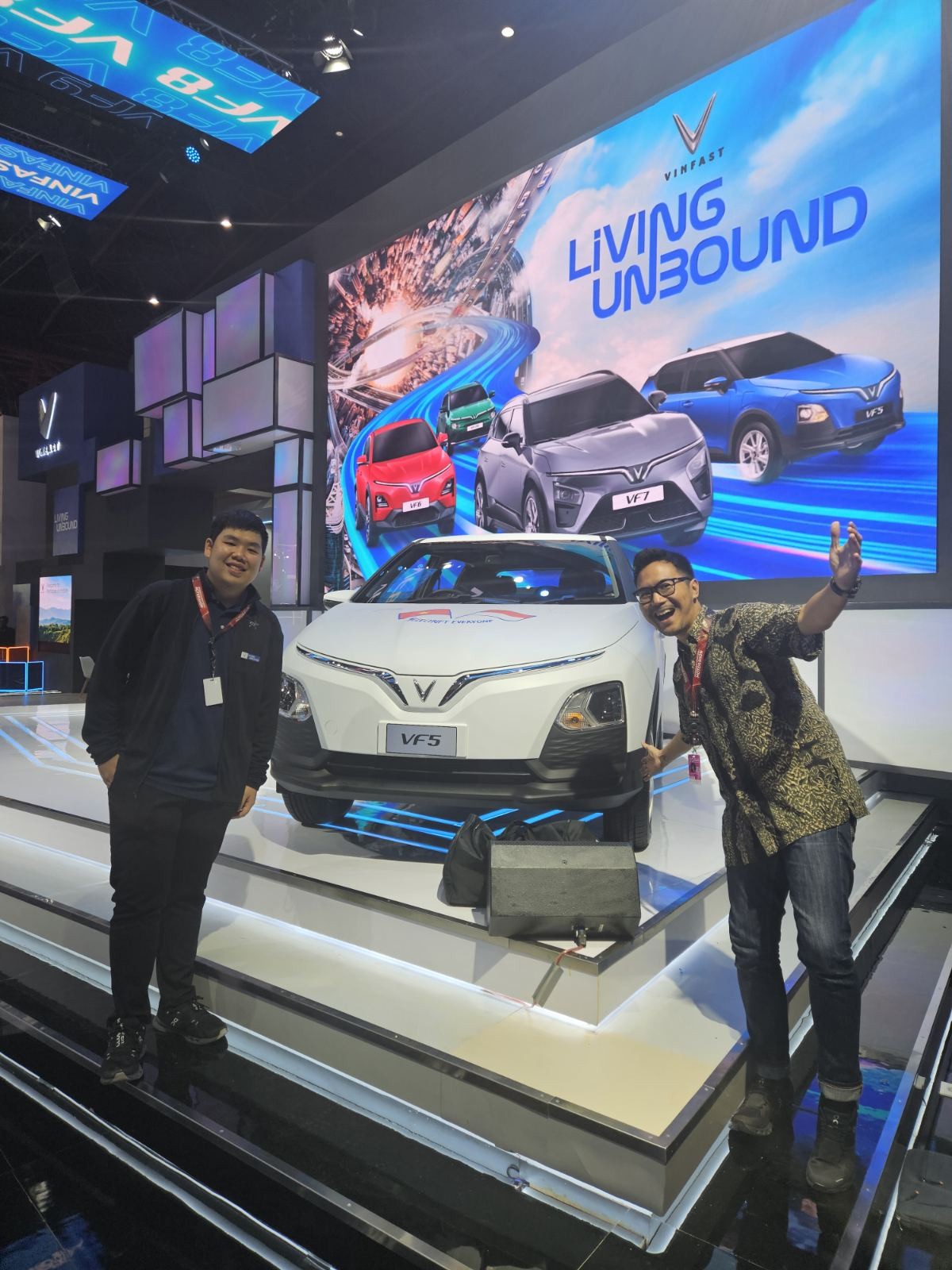 Jason Andhika Syarie (bên trái), chuyên gia về ô tô (kênh CVT Indonesia) khẳng định, với thế mạnh về thiết kế và mức giá tốt dành cho khách hàng, không có lý do gì hãng xe của Việt Nam lại không thể thành công ở thị trường Indonesia.