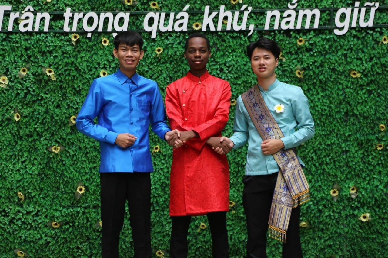 Oraiden cùng hai bạn người Lào và Campuchia - Du học sinh ĐHBK Hà Nội - tham gia cuộc thi hùng biện tiếng Việt cho lưu học sinh nước ngoài học tập tại Việt Nam. Ảnh