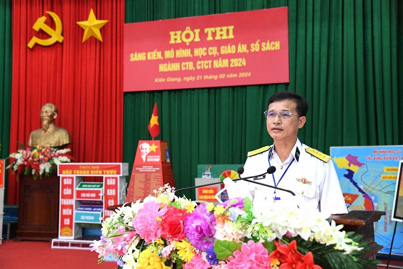 Đại tá Lê Văn Hưởng, Phó Chính ủy Vùng 5 Hải quân phát biểu khai mạc.