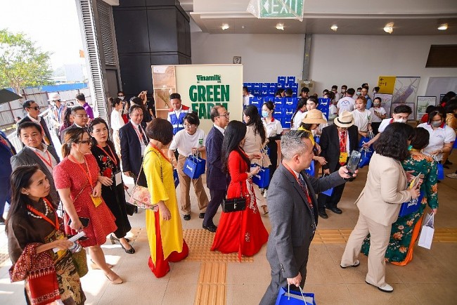 Vinamilk đồng hành cùng kiều bào trải nghiệm tuyến metro Bến Thành - Suối Tiên