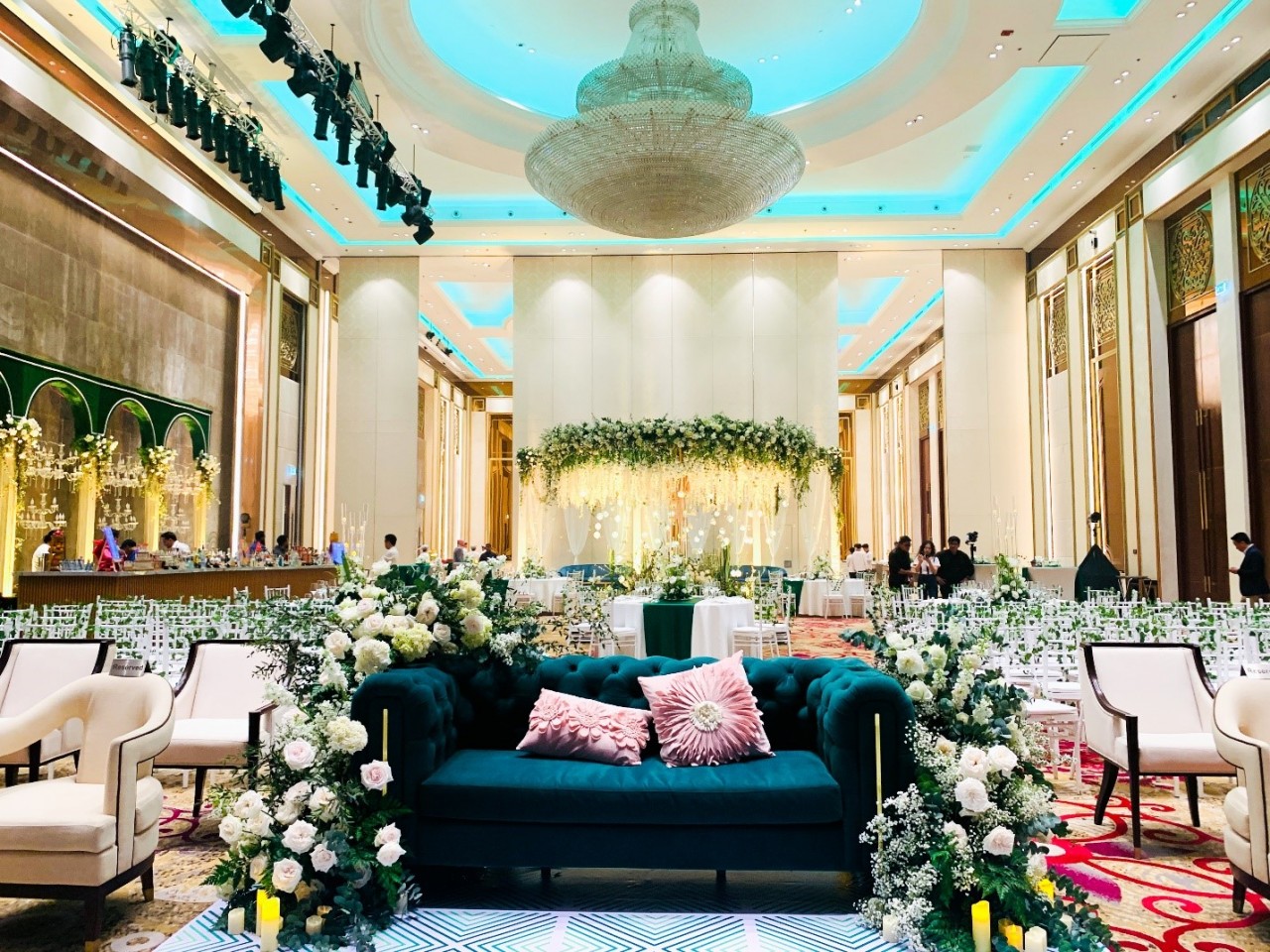 Không gian đại sảnh Grand Ballroom nơi tổ chức nghi lễ Sangeet của cô dâu và chú rể.