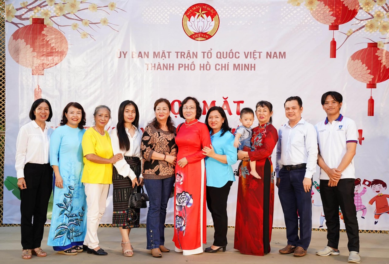Sinh viên Lào, Campuchia đang học tập tại Thành phố Hồ Chí Minh bên các cha mẹ đỡ đầu người Việt. (Ảnh: Ủy ban MTTQ Việt Nam TP.HCM)