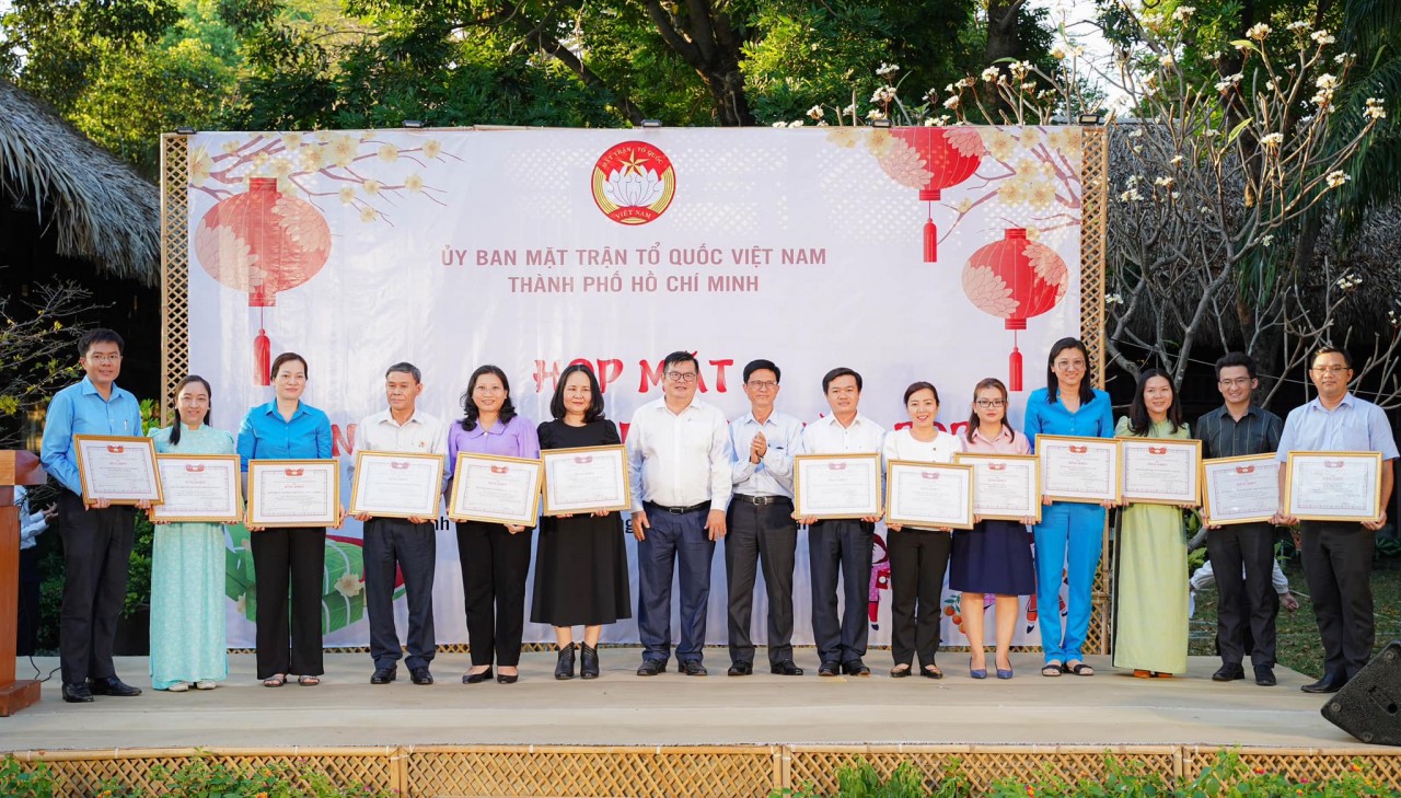 Ủy ban MTTQ Việt Nam TP.HCM đã trao bằng khen cho các tập thể, cá nhân có thành tích xuất sắc trong triển khai thực hiện Chương trình “Gia đình Việt với sinh viên Lào, Campuchia đang học tập tại Thành phố Hồ Chí Minh”
