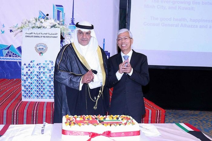 Ông Võ Văn Hoan (phải), Phó Chủ tịch UBND TP. Hồ Chí Minh và ông Talal Alhazza, Tổng lãnh sự Kuwait tại TP. Hồ Chí Minh thực hiện nghi lễ cắt bánh chúc mừng. (Nguồn: TTXVN)