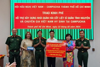 Hội Hữu nghị Việt Nam - Campuchia TP.HCM trao kinh phí hỗ trợ xây nhà quàn hài cốt liệt sĩ tại Campuchia