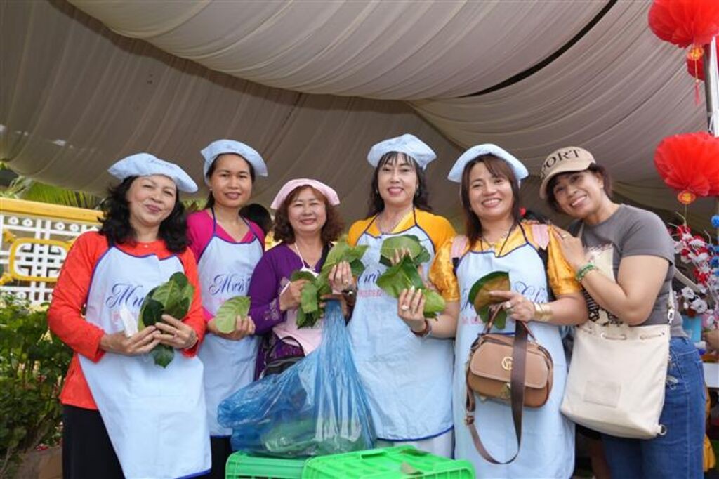 Lợi nhuận sau khi tham gia phiên chợ của các tiểu thương đến từ thành phố Hồ Chí Minh là những chiếc lá, nhưng ai cũng cảm thấy hân hoan và vui vẻ. (Ảnh: Minh Phú/TTXVN)