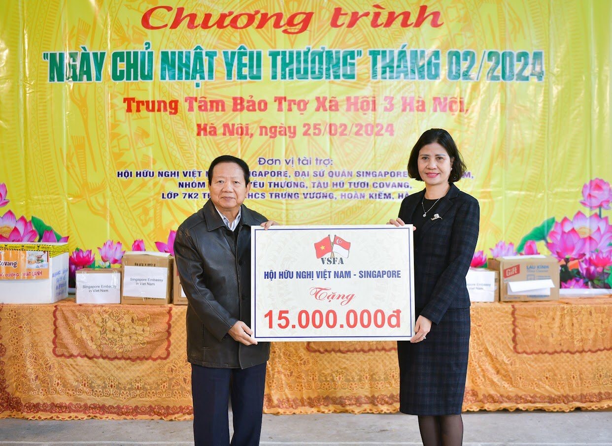 Đại sứ Nguyễn Đức Hùng tặng quà Trung tâm bảo trợ xã hội 3 Hà Nội.