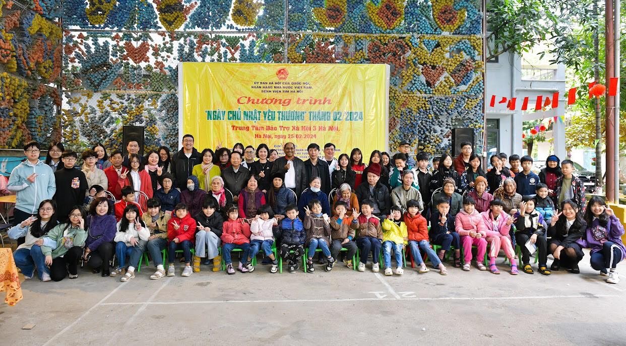 Đoàn thiện nguyện chụp ảnh cùng người già, trẻ em tại Trung tâm bảo trợ xã hội 3 Hà Nội.