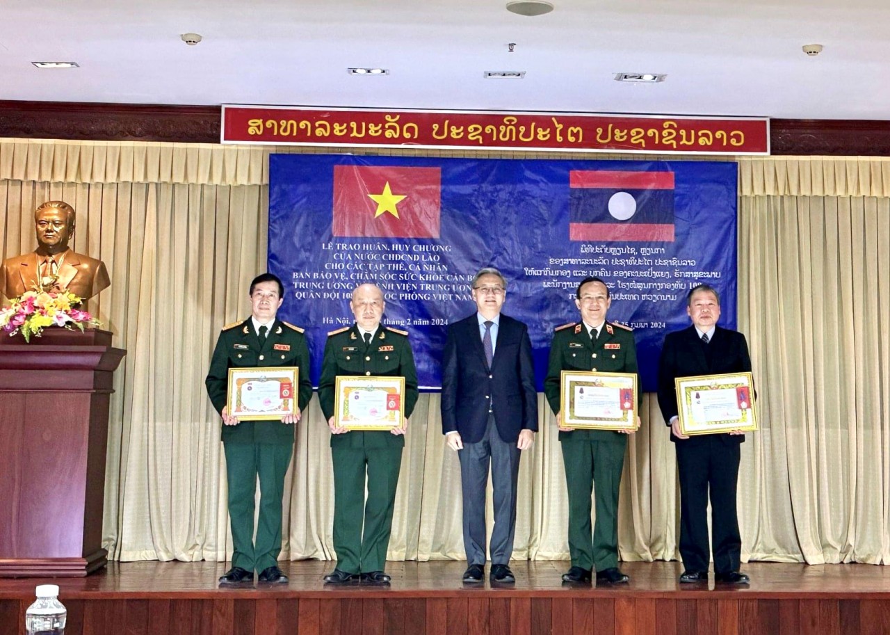 Trao Huân chương Tự do của Lào tặng hai đơn vị y tế của Việt Nam