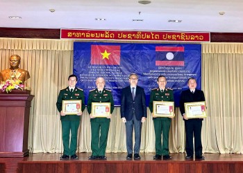 Trao Huân chương Tự do của Lào tặng hai đơn vị y tế của Việt Nam