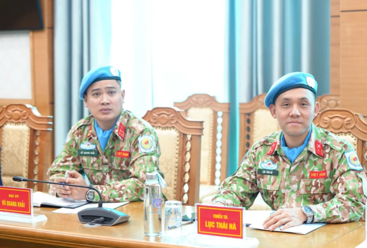 Hai sĩ quan cảnh sát biển Việt Nam nhận nhiệm vụ tại Liên hợp quốc