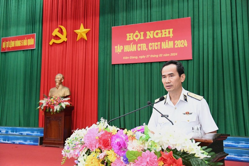 Chuẩn Đô đốc Nguyễn Hữu Thoan phát biểu tại hội nghị