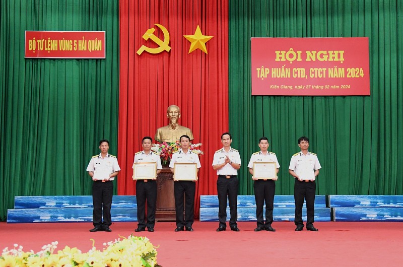 Chuẩn Đô đốc Nguyễn Hữu Thoan trao thưởng cho các tập thể và cá nhân có thành tích xuất sắc trong Hội thi sáng kiến, mô hình, học cụ, giáo án, sổ sách ngành CTĐ, CTCT năm 2024.