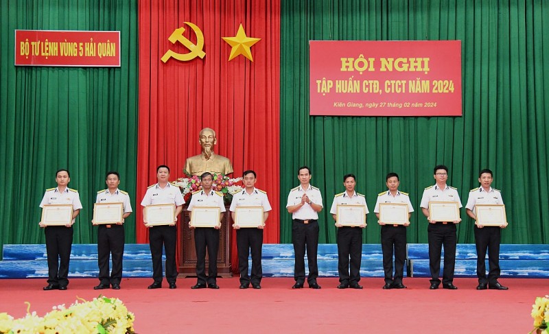 Thủ trưởng Bộ Tư lệnh Vùng 5 Hải quân trao thưởng cho các tập thể có thành tích tốt trong Hội thi phòng đón xuân năm 2024.