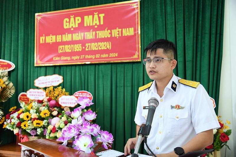 Trung úy Nguyễn Văn Đức đại diện các y, bác sĩ trẻ phát biểu cảm tưởng