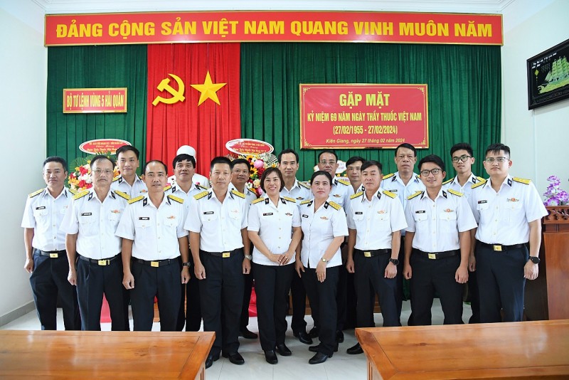 Thủ trưởng Bộ Tư lệnh Vùng 5 Hải quân và các đại biểu chụp ảnh lưu niệm