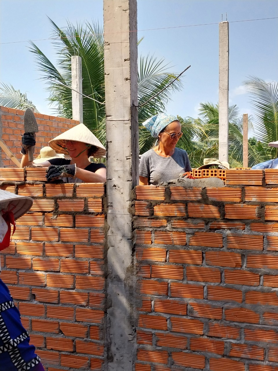 Đoàn hỗ trợ xây nhà cho người dân ở huyện Định Quán, tỉnh Đồng Nai. (Ảnh: Les Enfants du Dragon)